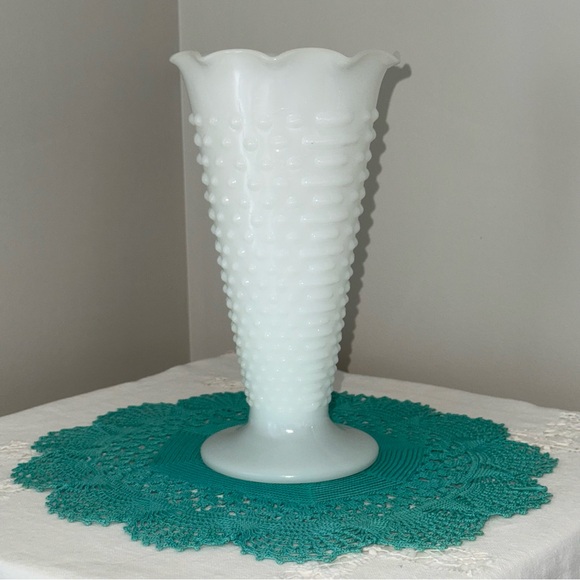 Vintage Milk Glass White Hobnail Vase 9 1/4 inches tall 5 inch diameter - Picture 1 of 7